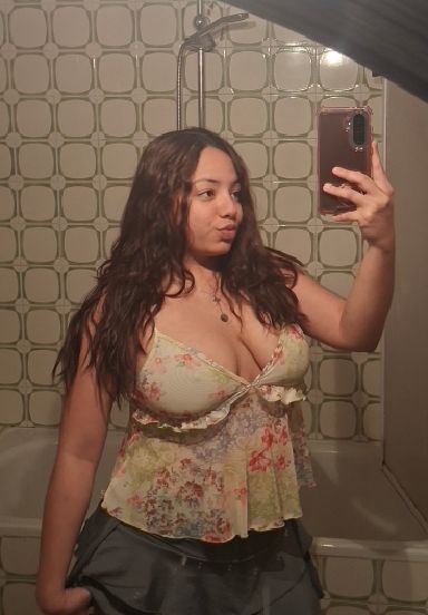 Woman from the Spanish-speaking community online for video, audio or text matching